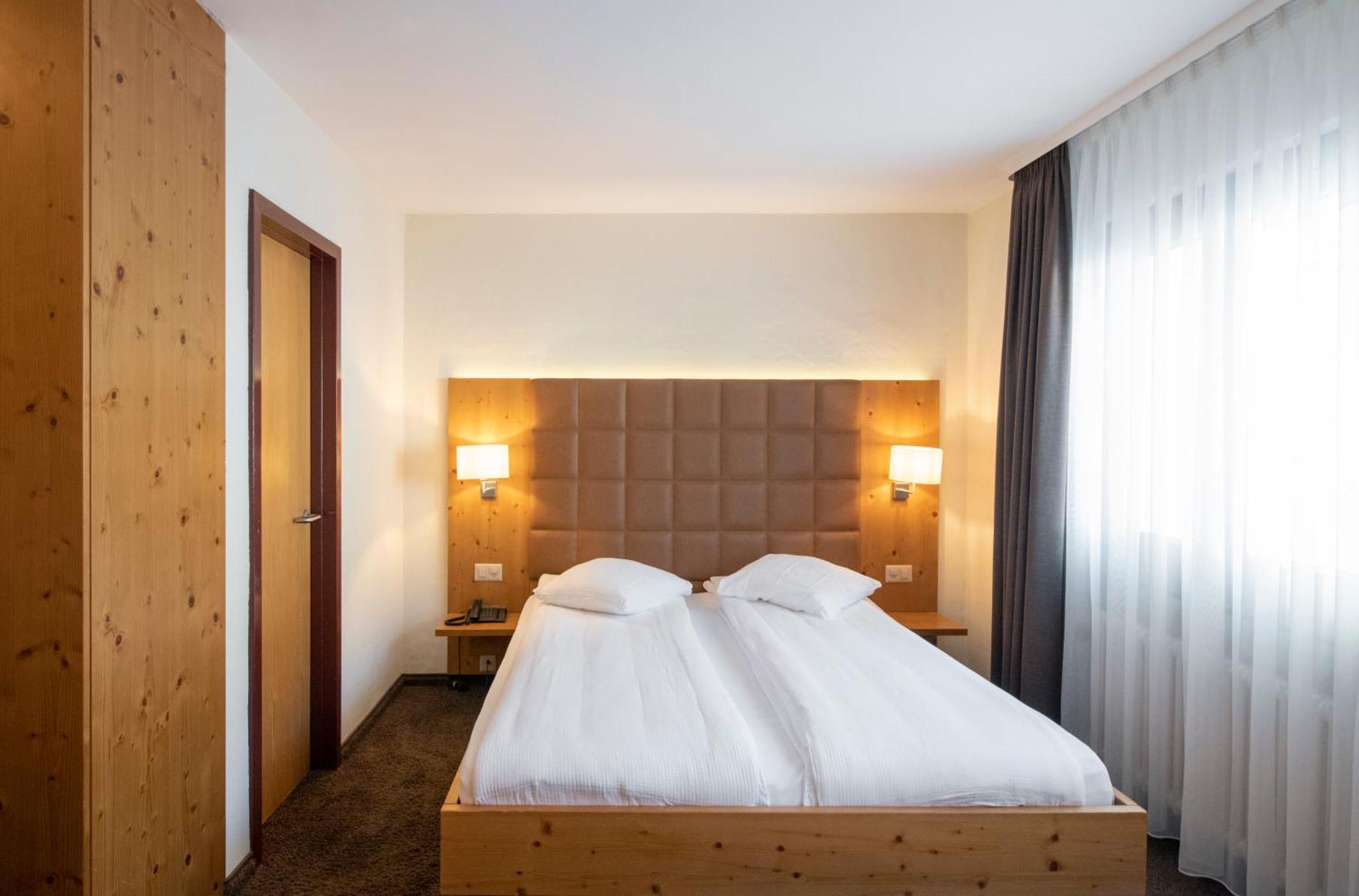 Hotel Olympic - Montana Center ครองส์มอนตานา ภายนอก รูปภาพ